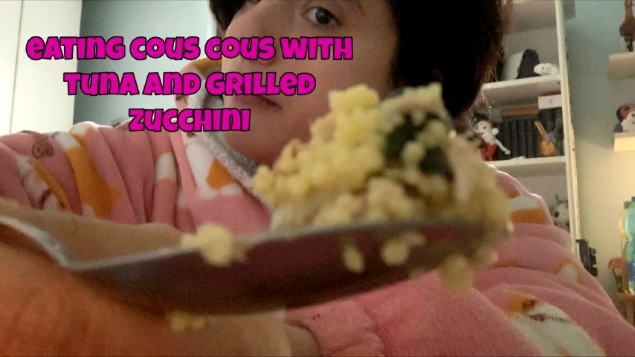 eating my healthy meal: cous with natural tuna and grilled c
