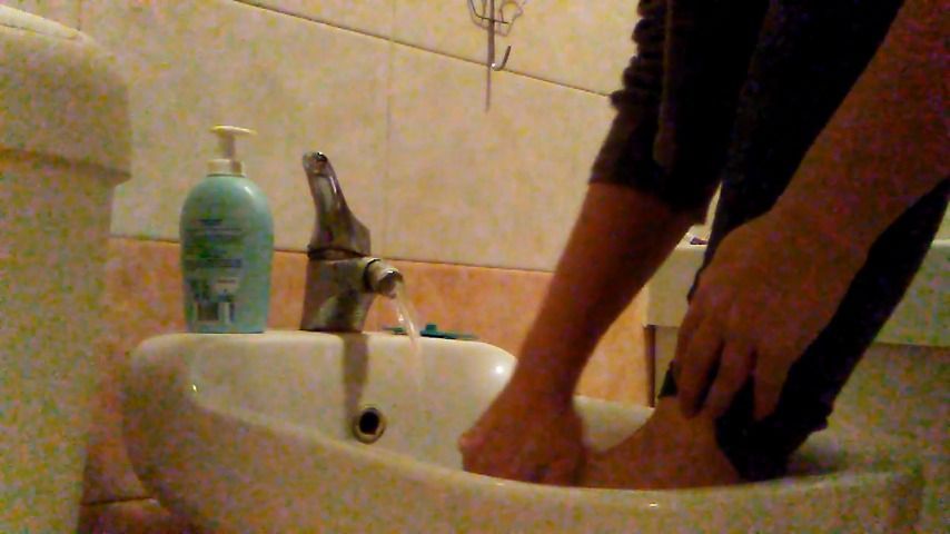 I wash my feet in the bidet