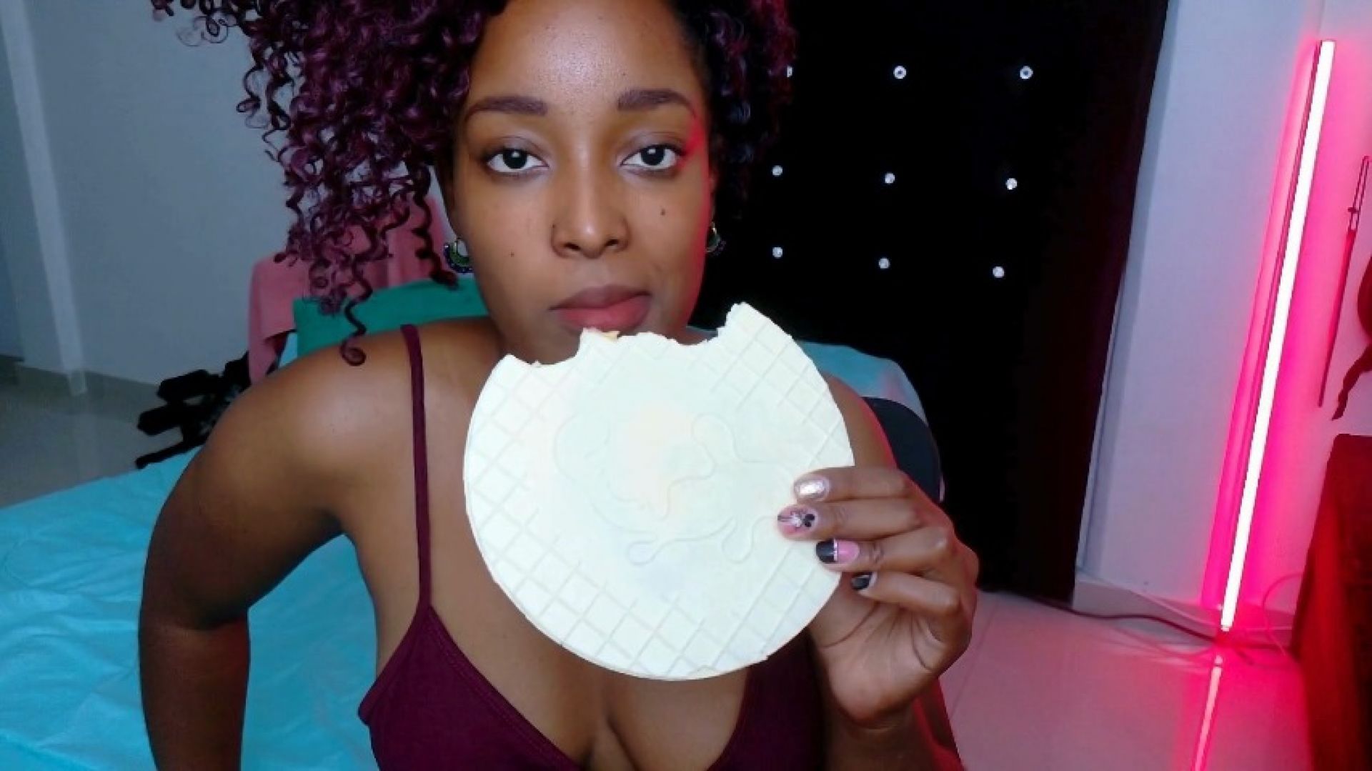 ASMR: delicious cookie that produces thousands of sounds