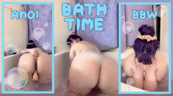 Anal bathtime BBW plays with ass in bubble bath