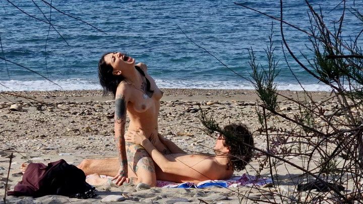 Beach sex between 2 passionate lovers. - Squirts: 7.40 13.25