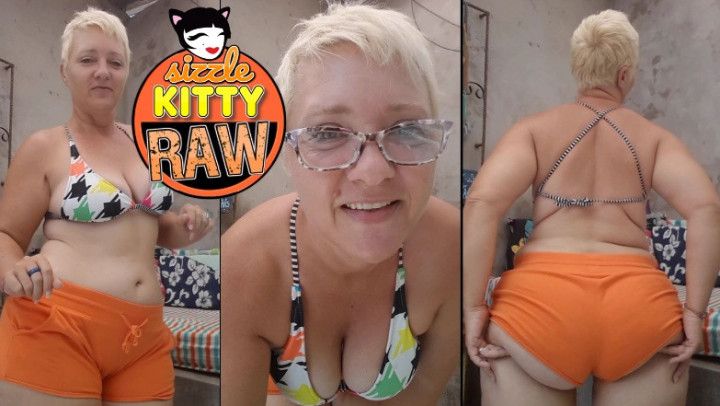 Orange bootySHORTs GIANT ASS Shaking