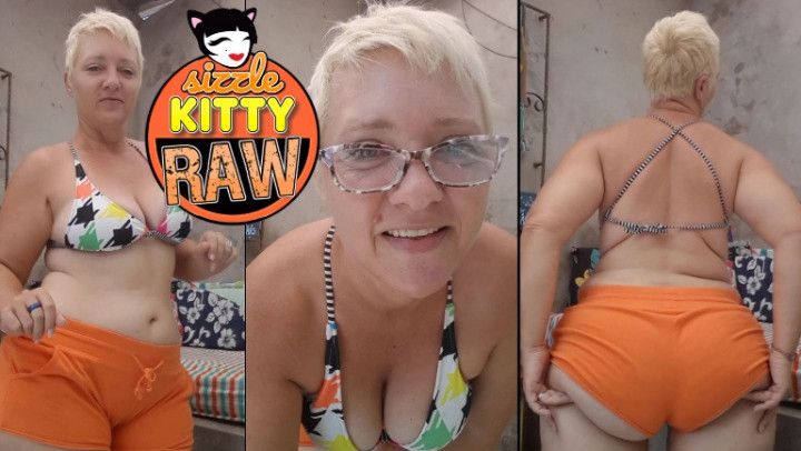 Orange bootySHORTs GIANT ASS Shaking