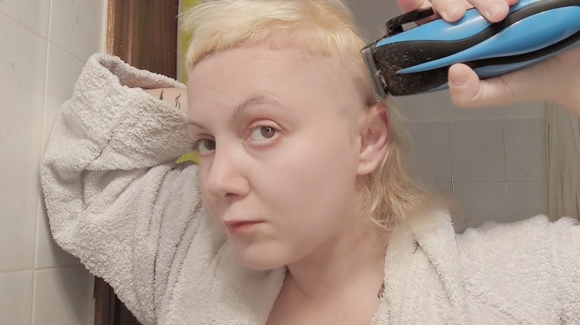 Spycam : Shaving the sides of my head and cutting my hair