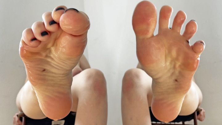 PEE PLAY &amp; FOOT HUMILIATION FROM GODDESS
