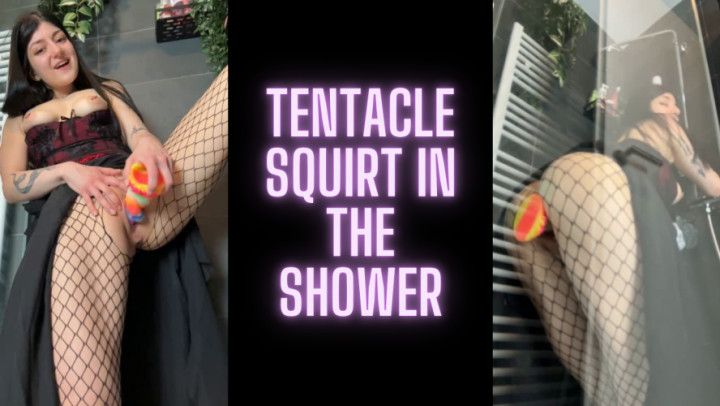 Goth girl gets filthy in fishnets