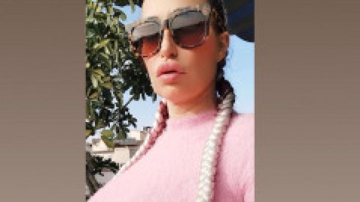 Pregnant public place pussy rubbing