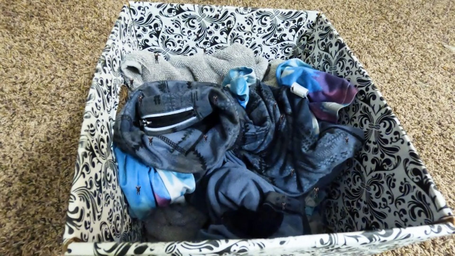 tinies in giantess laundry basket