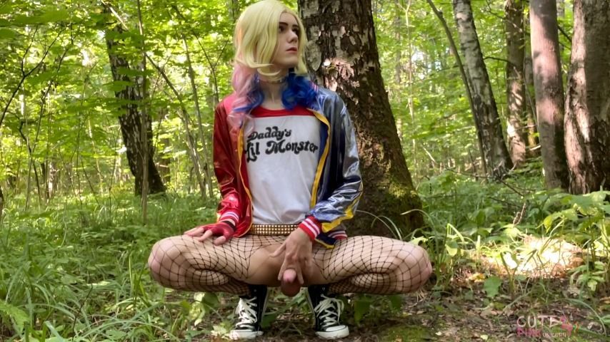 Harley Quinn public masturbation
