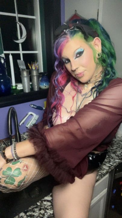 23:23:- Kitchen Sink to Floor Squirt Show