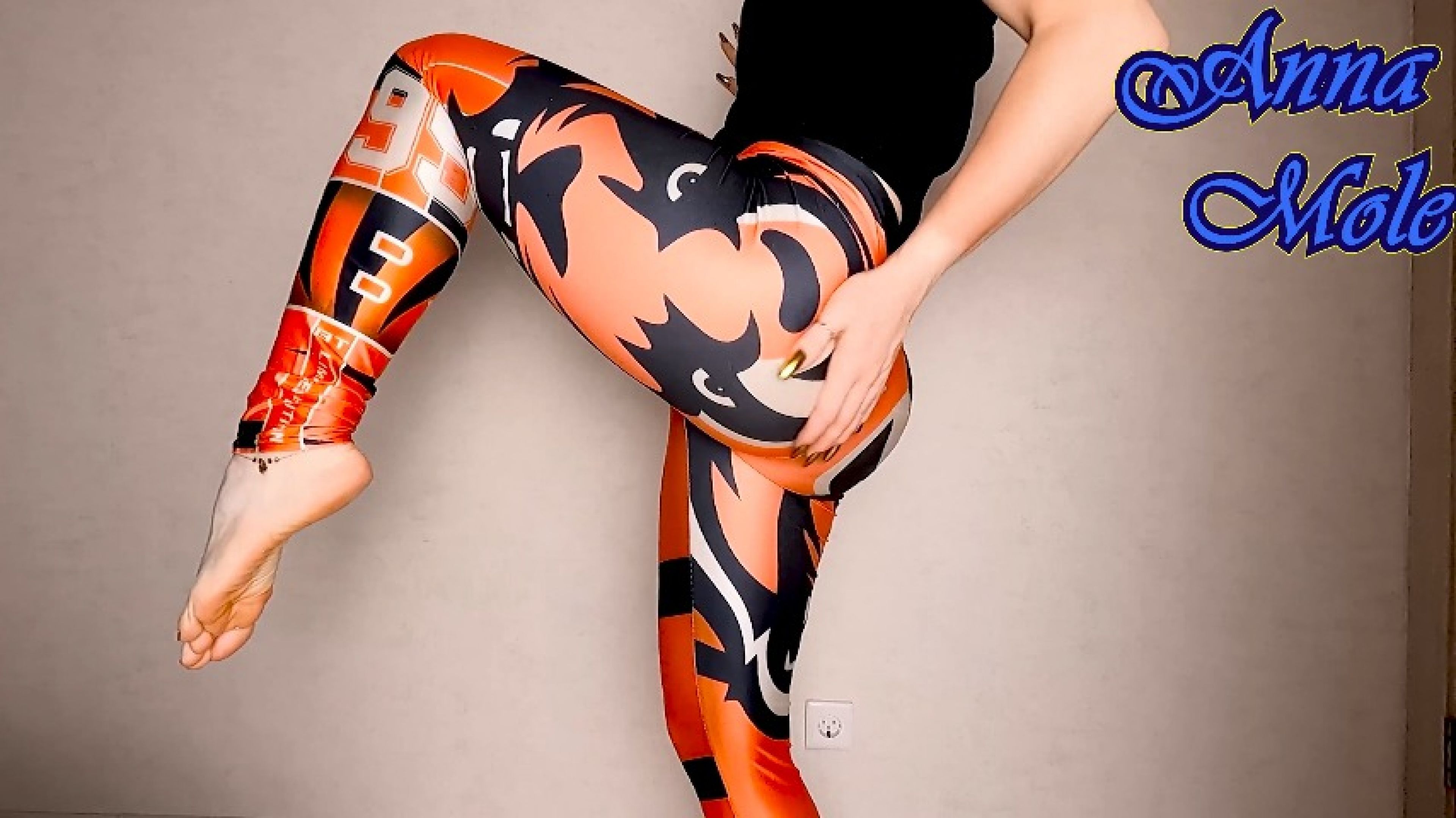 Spandex PAWG in leggings spanks her ass