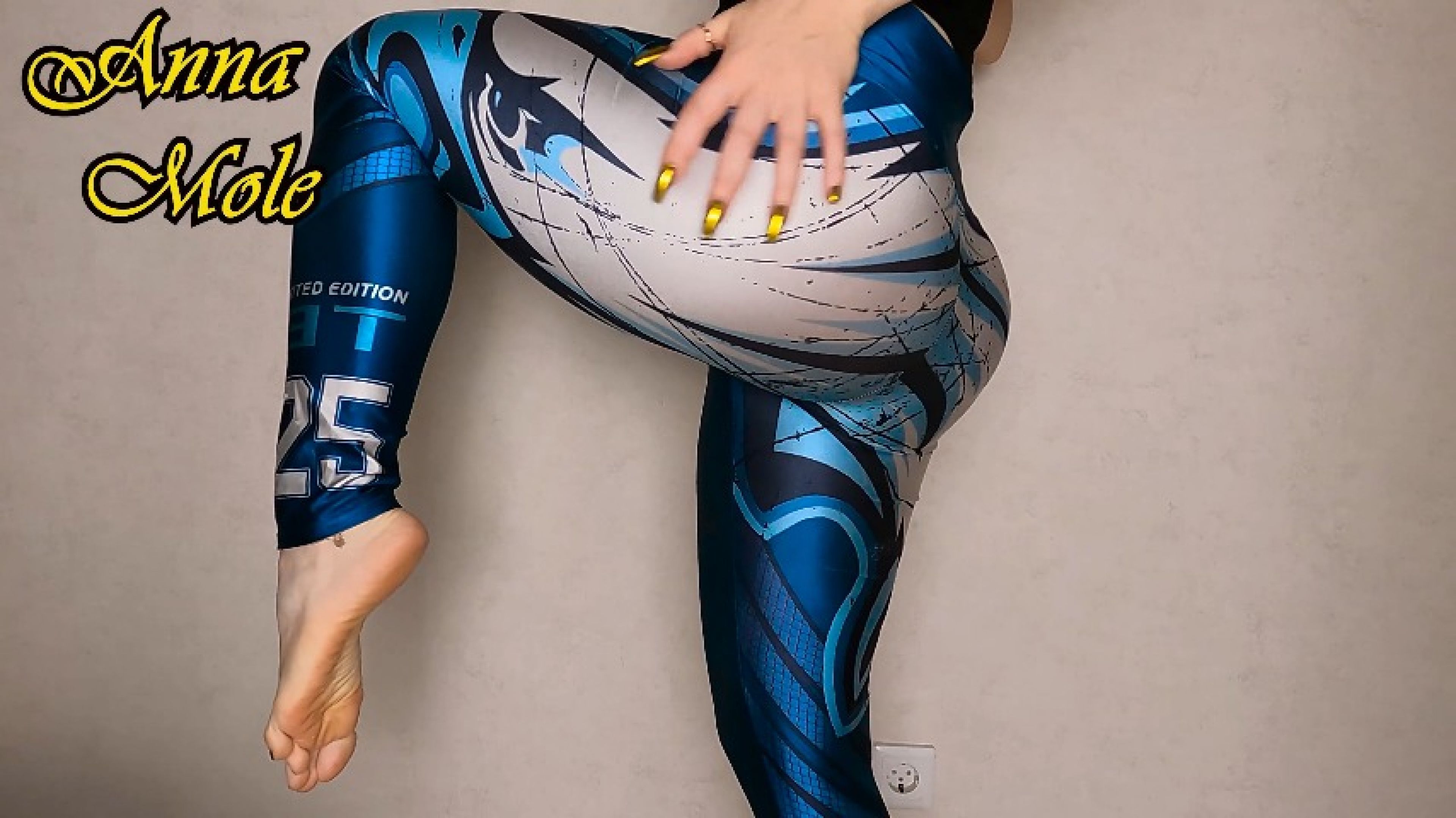 Spandex PAWG in spandex leggings wiggles her ass