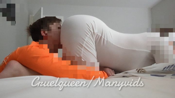 Ass slave gets a quick sniff