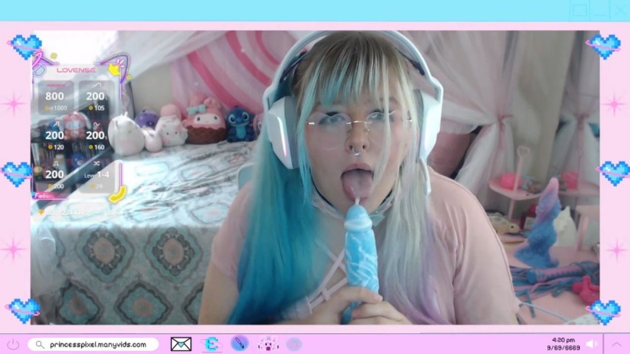 live clip: dildo sucking and kink talk