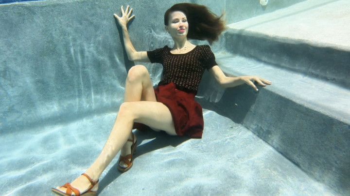 Retro Soaked: Zura's Playful Dive Into Bubbles &amp; Wetlook -4K