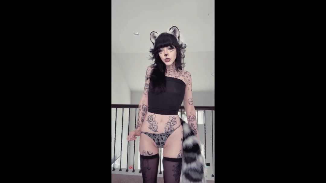 SEXY TAI LUNG SHOWS OFF THEIR FLEXIBILITY