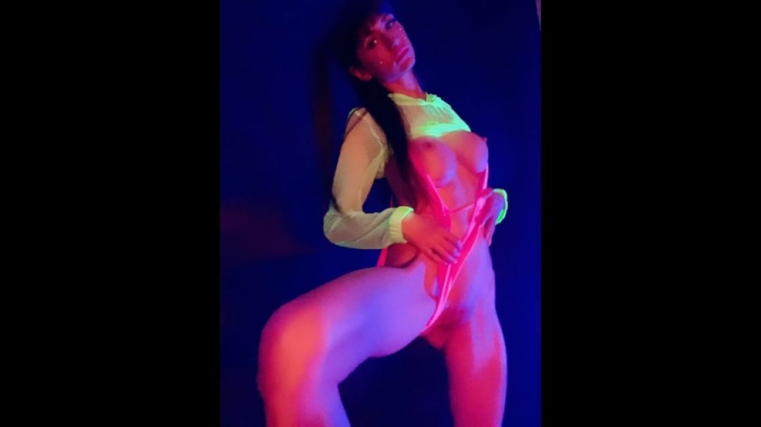 Horny Stripper Presley Dawson Gets Off In the Blacklight