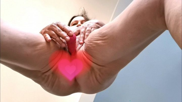 Busty granny satisfy hungry pussy