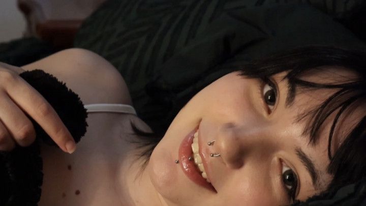 Keeping your girlfriend company in bed