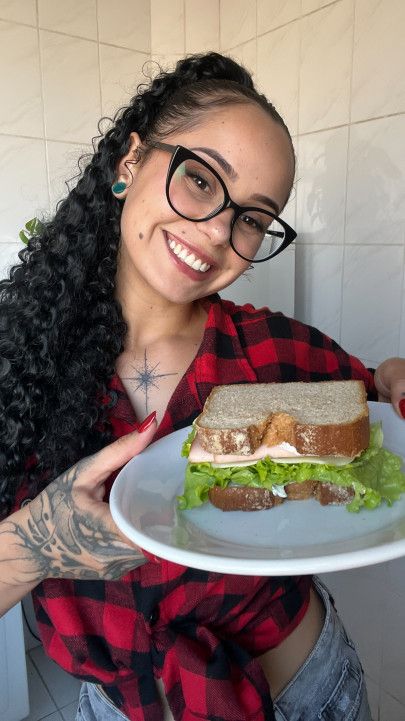 Preparing a sandwich to you, meu amor