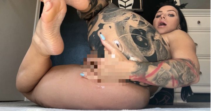 PREGNANT OILY ANAL FINGERING