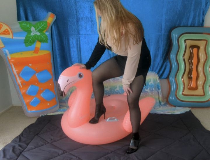 Heel Pop Inflatable Flamingo