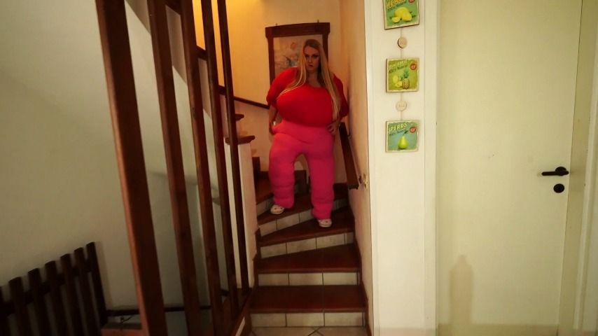 Housewife ass tracking