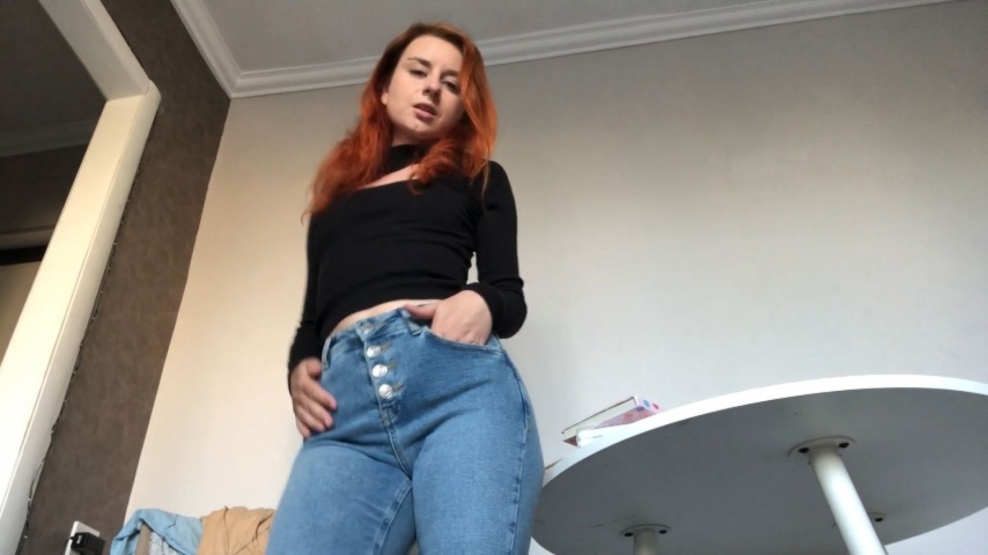 Jeans teasing, strip tease