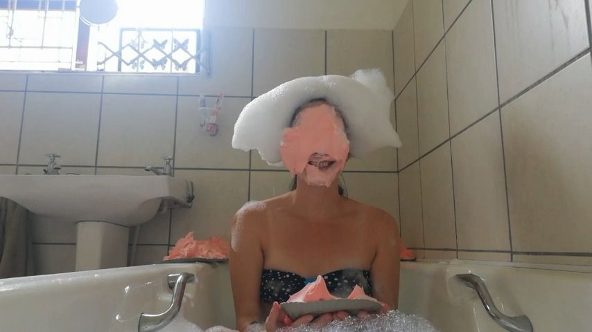 Bubble bath and pink pies