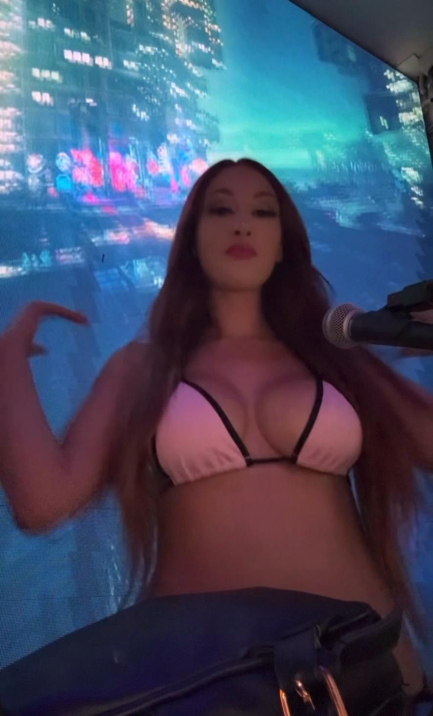 Stripper @ the club Mode On