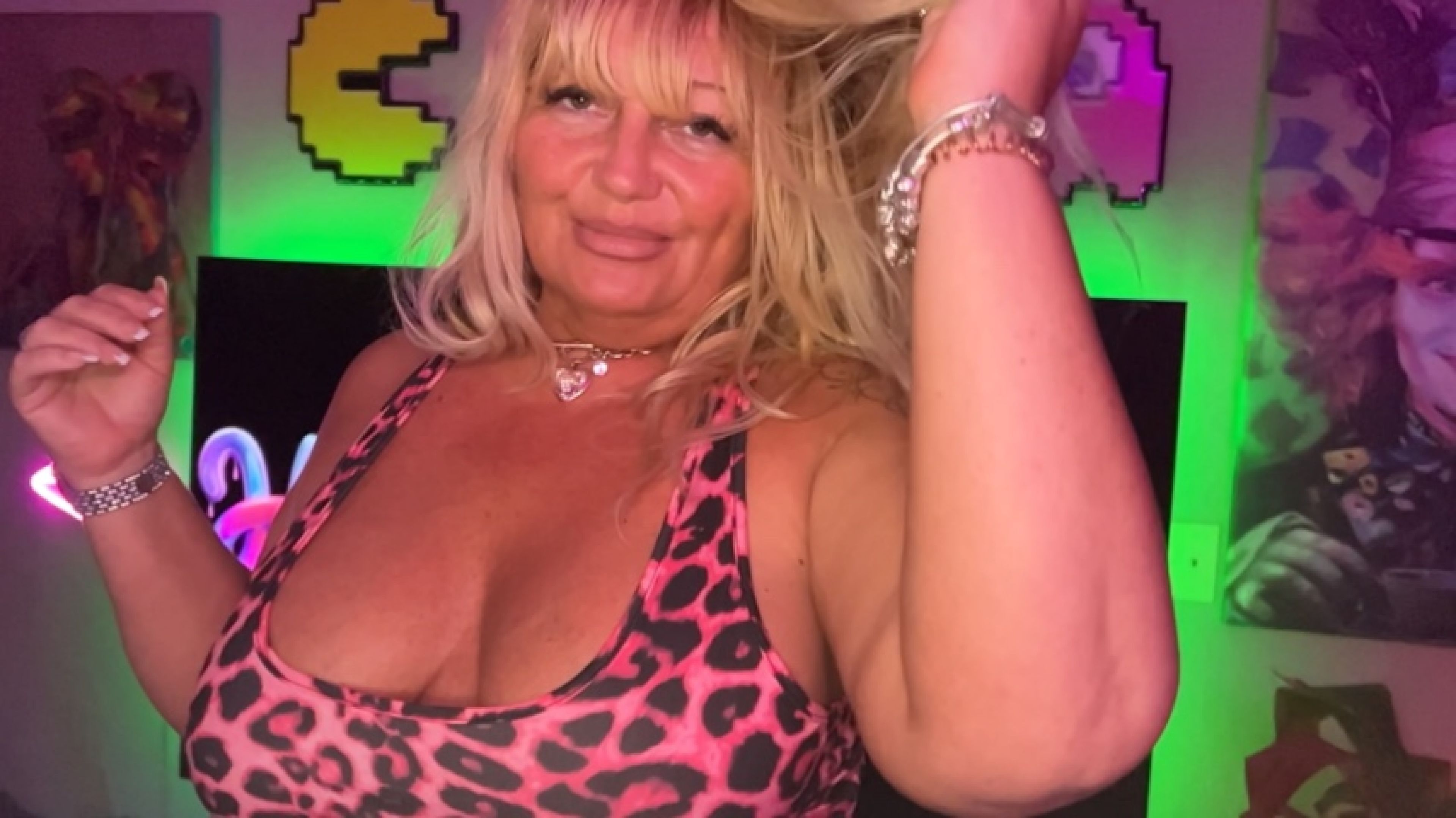 Big Booty MILF Gin Lustig Fucks