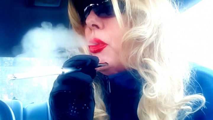 SEXY MATURE BLONDE SMOKING VS100 IN CIGARETTE HOLDER