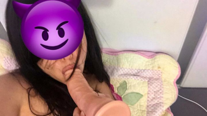 Mi novia viene desnuda y me la chupa