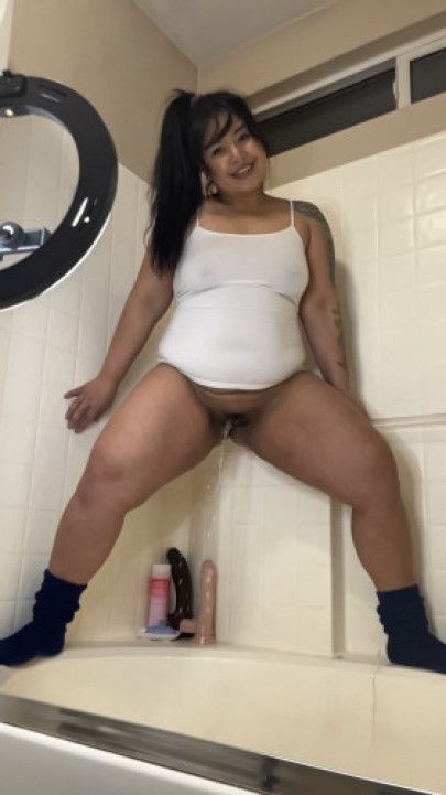 Filipina MILF Shows You How Girls Go Pee
