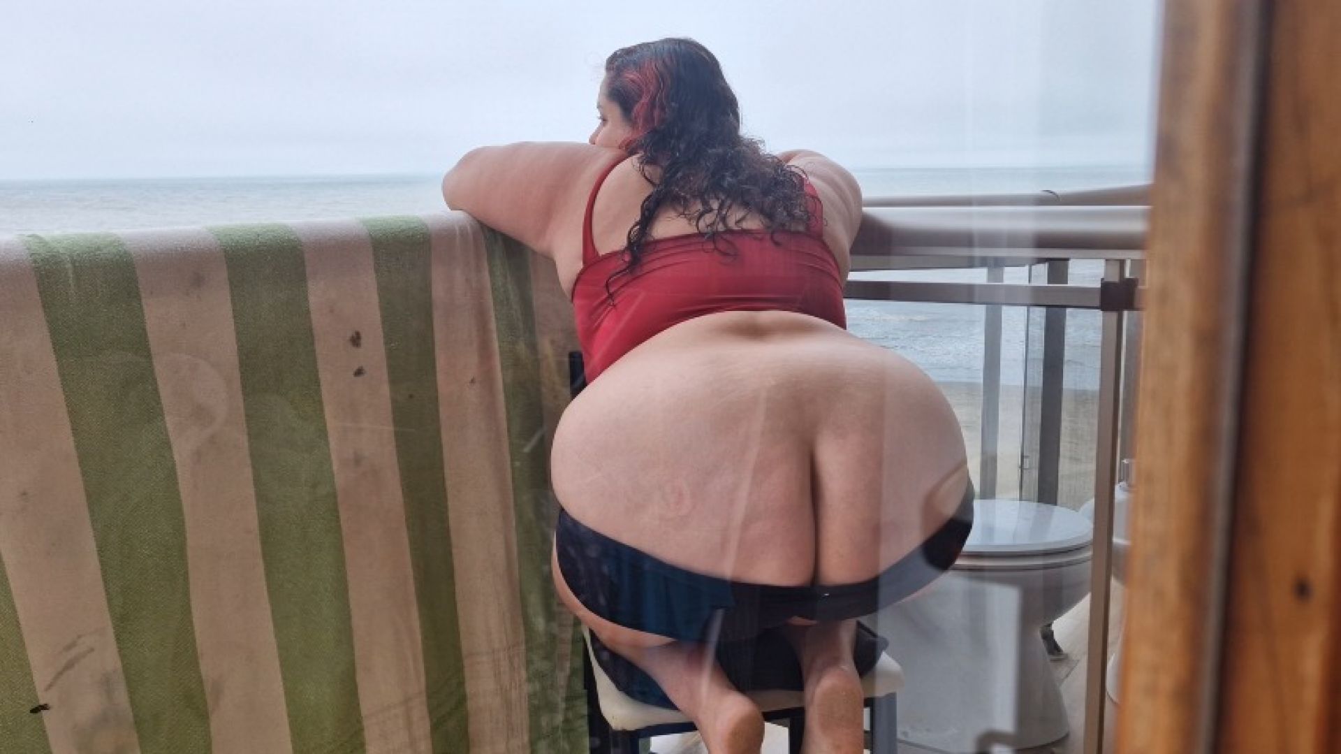 BBW BUTTCRACK FETISH SMOKING IN THE BALCONY