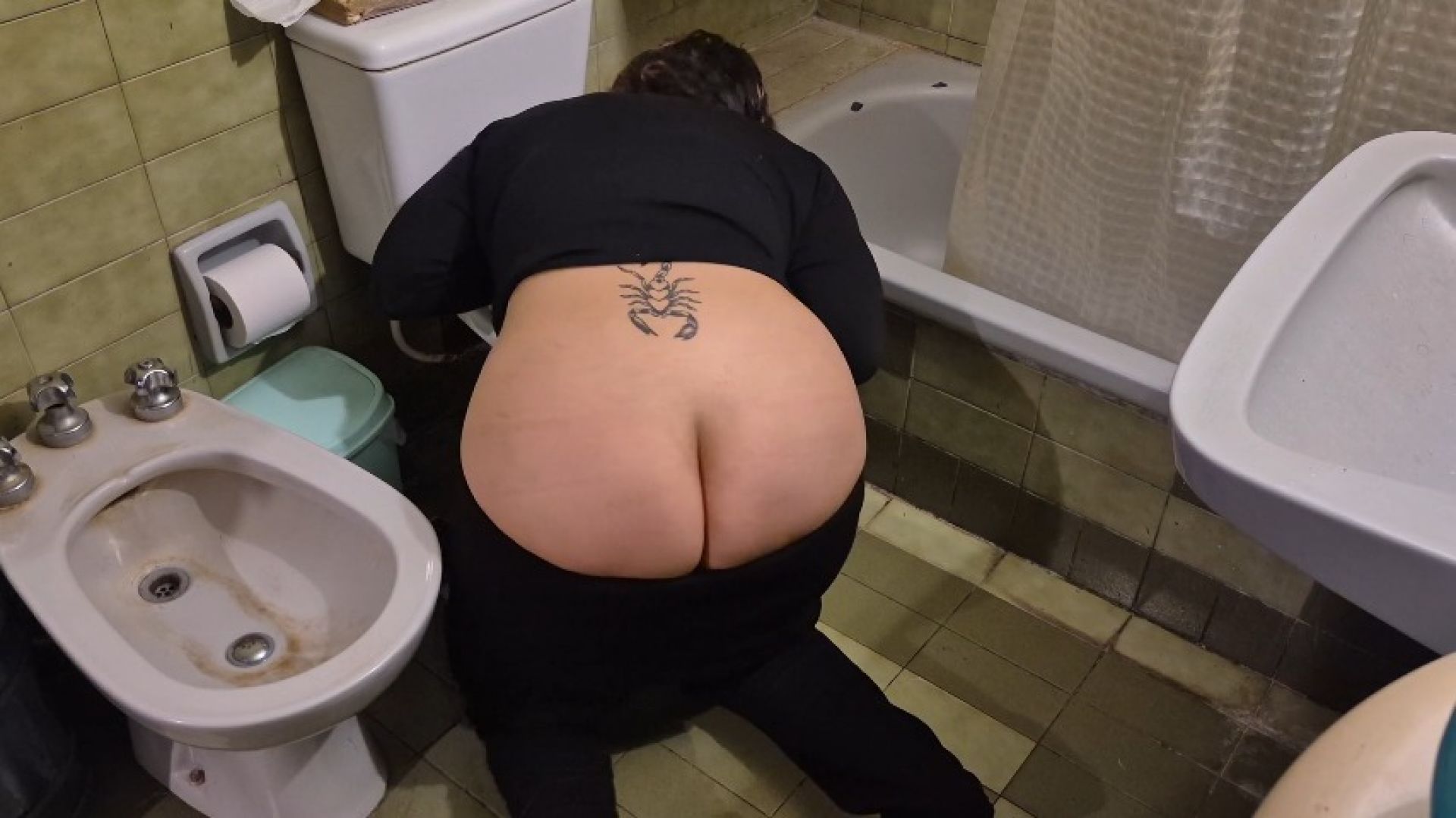 BBW BUTTCRACK EXPOSED WHILE FIXING THE TOILET