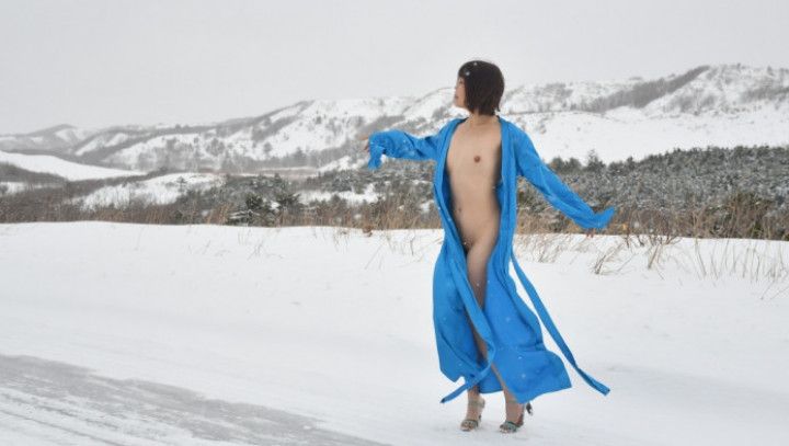 Snow nude photo shoot in Hokkaido