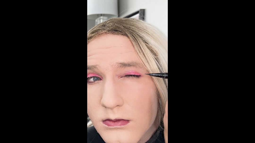 Crossdressing Makeover - Putting on Eyeliner