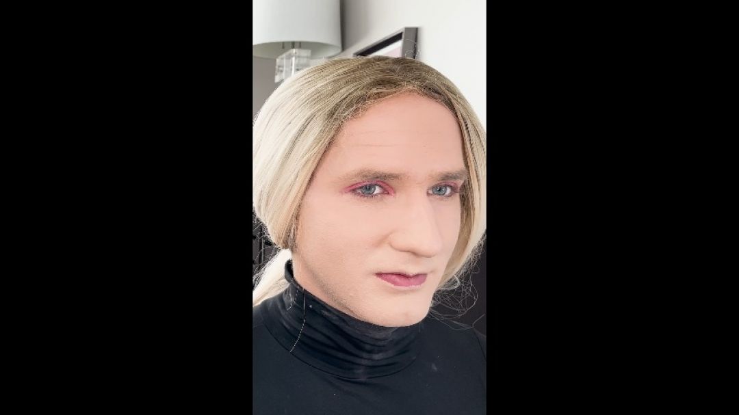 Crossdressing Makeover - Putting on Eyeshadow