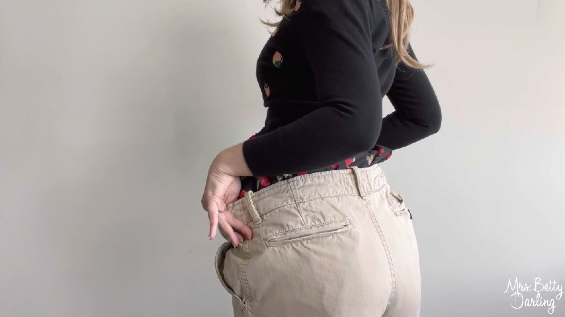 Striptease: Men's Clothing to Pretty Housewife