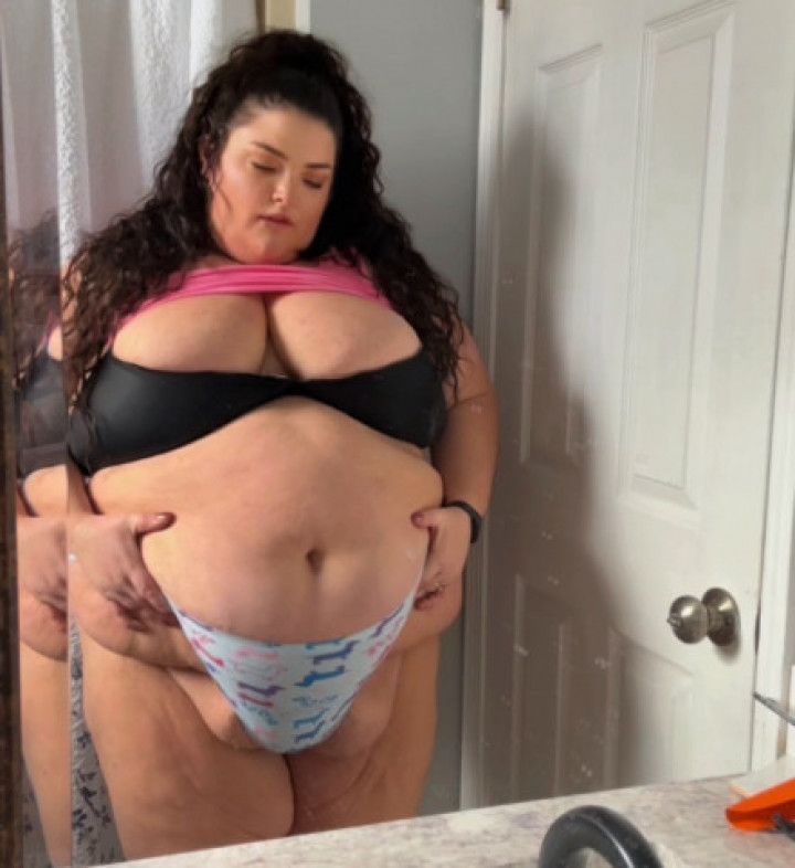 Belly and Body play in the mirror