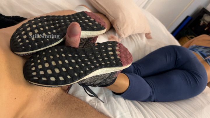 Hot STUDENT in Yoga Pants Adidas SHOEJOB sockjob