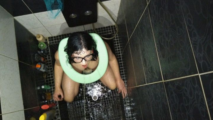 Sexi Wife taking enormous load of piss on face