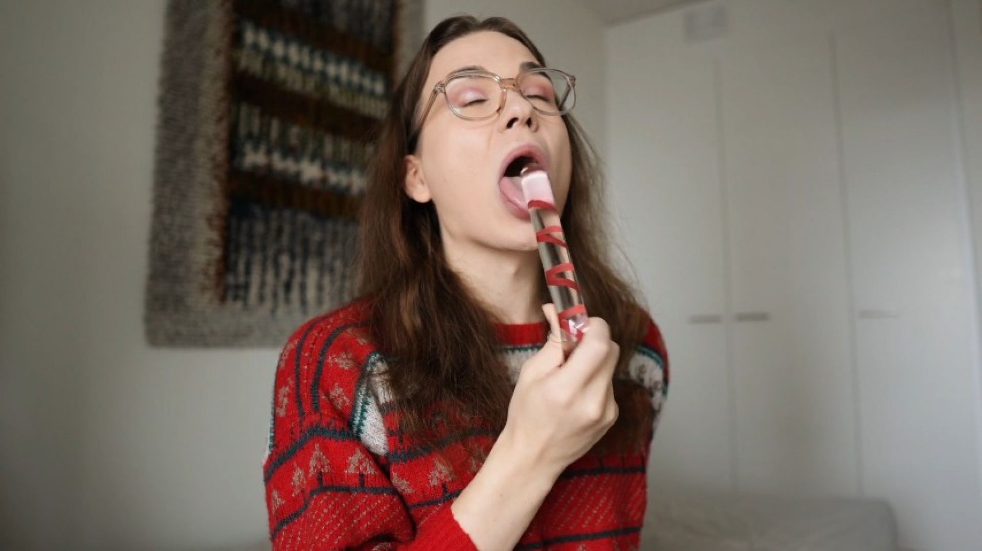 MUST SEE: Hands-free Christmas cumshot