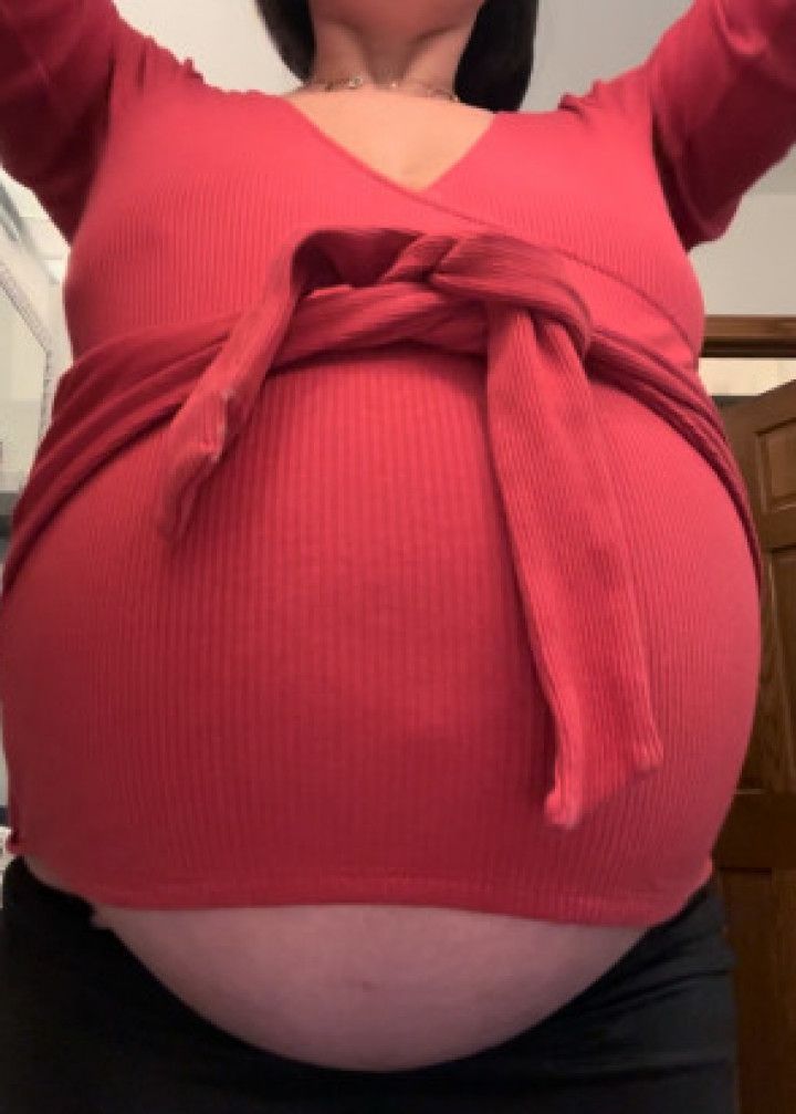 40 weeks Pregnant Shirt Roll Up