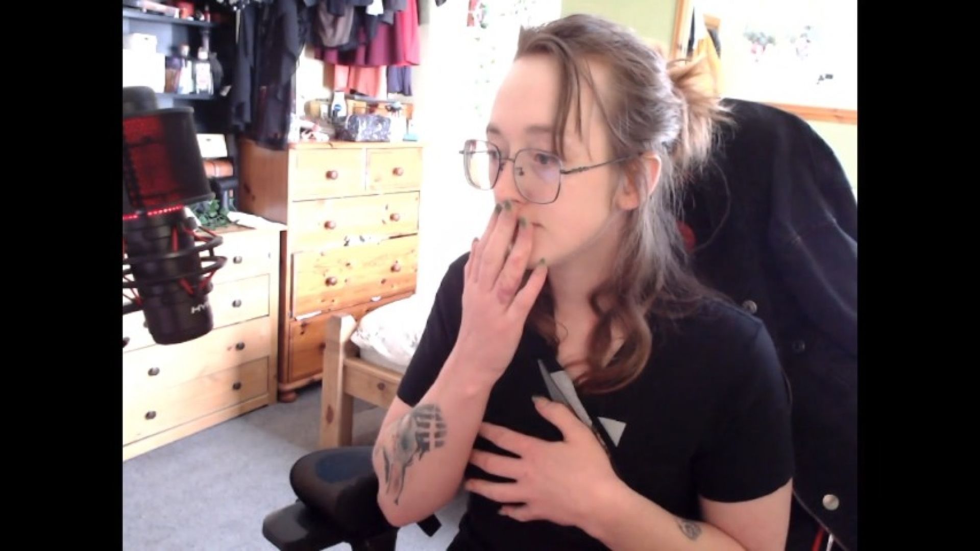 Streamer gets angry on live and rips shirt