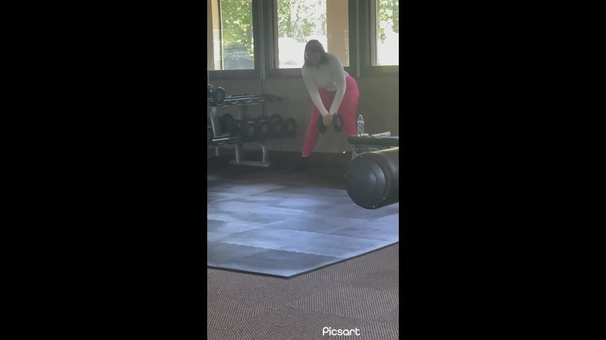 BellaV working out at the gym