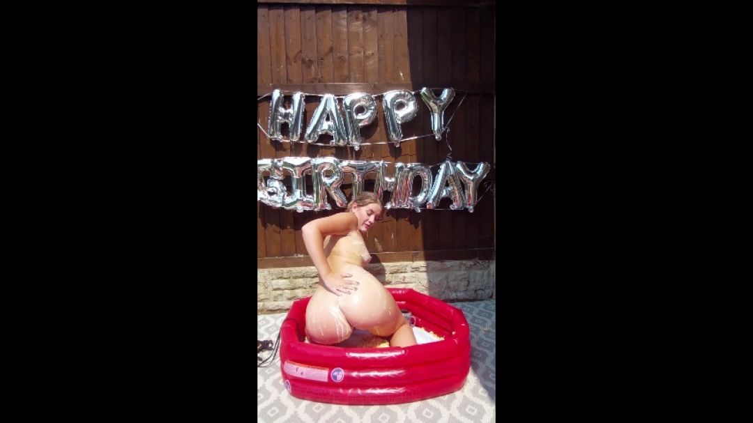 Birthday Cake Sploshing video... Outdoors! x