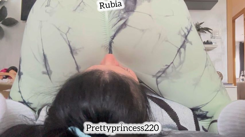 Prettyprincess eating disgusting things