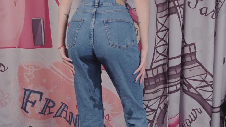 Eva peed in her jeans, made them wet